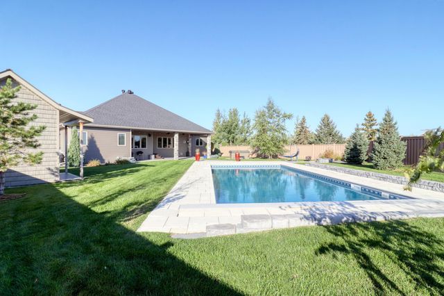 2607 Mcleod Drive E, West Fargo, ND 58078