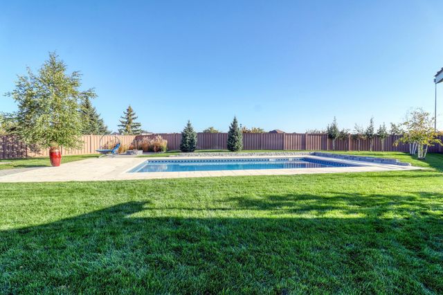 2607 Mcleod Drive E, West Fargo, ND 58078