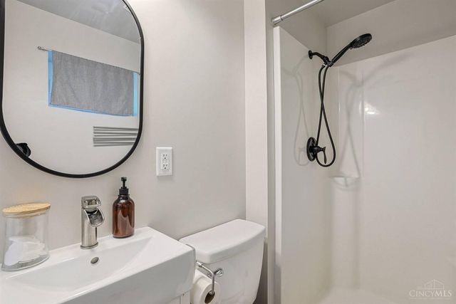 2555 Ridgeland Place, Cincinnati, OH 45212
