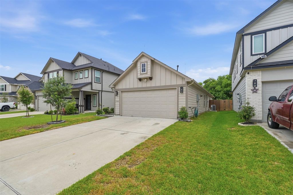 2742 Oakleaf Ash Lane, Fresno, TX 77545