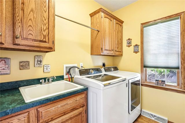 402 Woodland Dr, Wilmington Twp, PA 16142