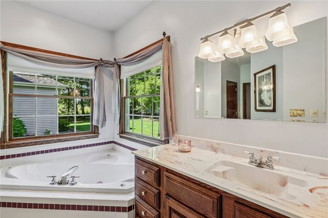 402 Woodland Dr, Wilmington Twp, PA 16142