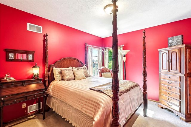 402 Woodland Dr, Wilmington Twp, PA 16142