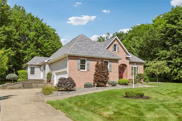 402 Woodland Dr, Wilmington Twp, PA 16142