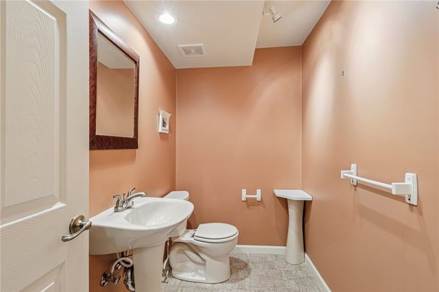 402 Woodland Dr, Wilmington Twp, PA 16142