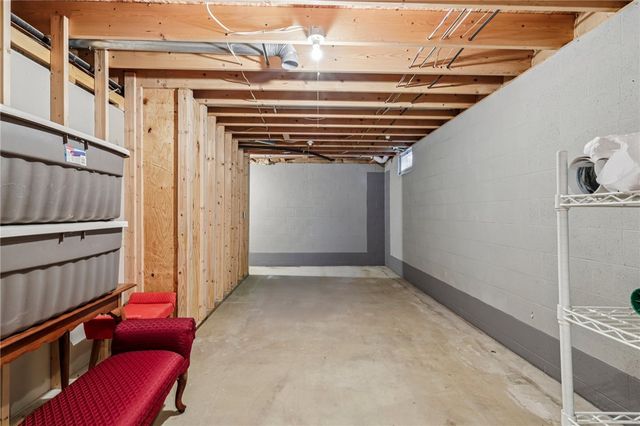 402 Woodland Dr, Wilmington Twp, PA 16142