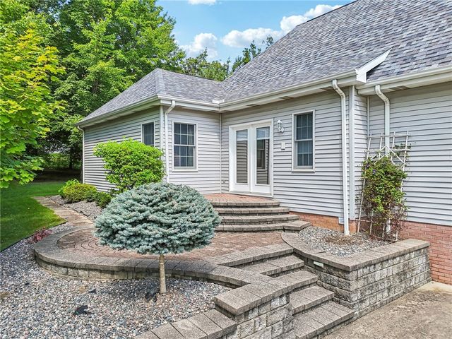 402 Woodland Dr, Wilmington Twp, PA 16142