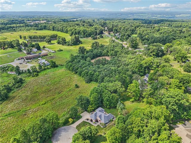 402 Woodland Dr, Wilmington Twp, PA 16142