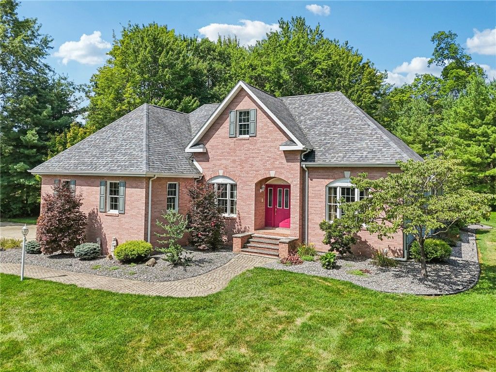 402 Woodland Dr, Wilmington Twp, PA 16142