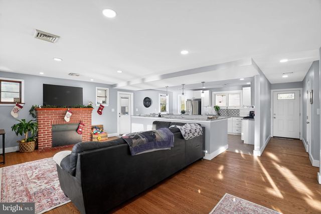 3 LAKESIDE LANE, Carneys Point, NJ 08069