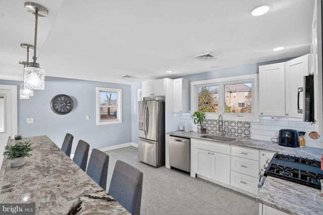 3 LAKESIDE LANE, Carneys Point, NJ 08069