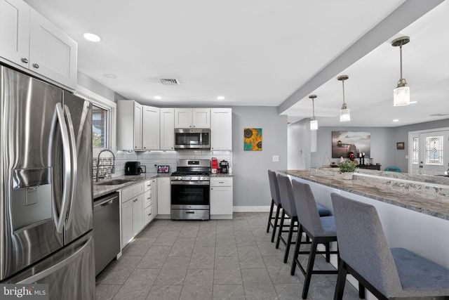 3 LAKESIDE LANE, Carneys Point, NJ 08069