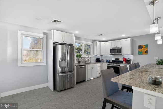 3 LAKESIDE LANE, Carneys Point, NJ 08069