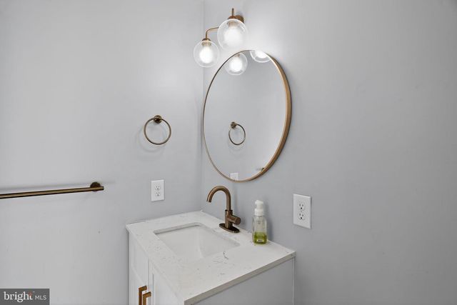 3 LAKESIDE LANE, Carneys Point, NJ 08069