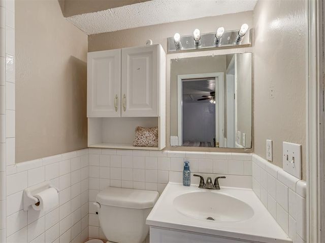 1013 NW 6th Street, Moore, OK 73160