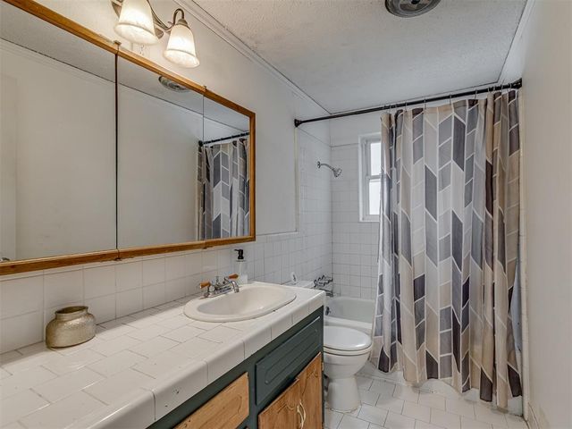 1013 NW 6th Street, Moore, OK 73160