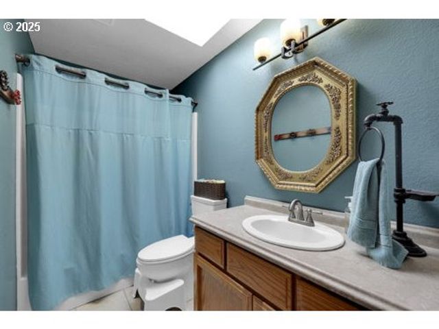 1755 KINGS NORTH St, Eugene, OR 97401