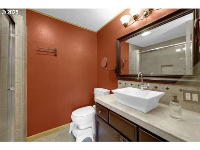 1755 KINGS NORTH St, Eugene, OR 97401