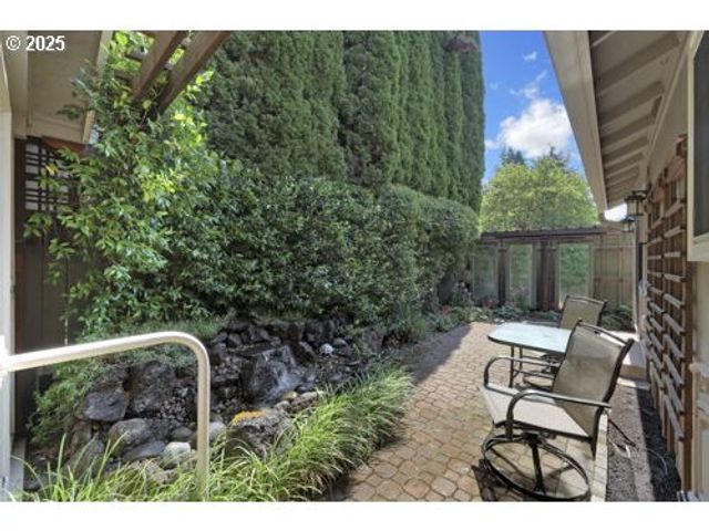 1755 KINGS NORTH St, Eugene, OR 97401