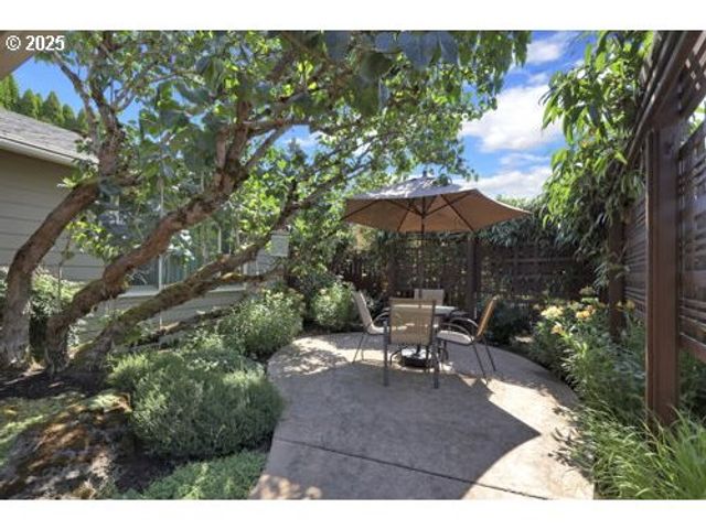 1755 KINGS NORTH St, Eugene, OR 97401