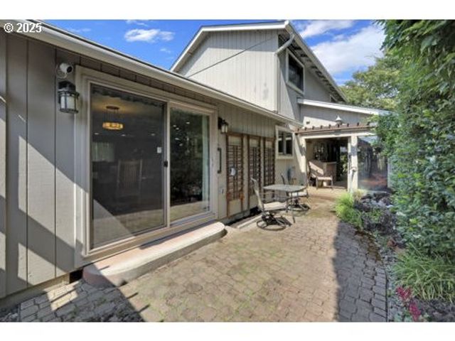 1755 KINGS NORTH St, Eugene, OR 97401