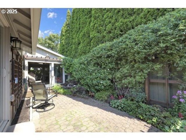 1755 KINGS NORTH St, Eugene, OR 97401