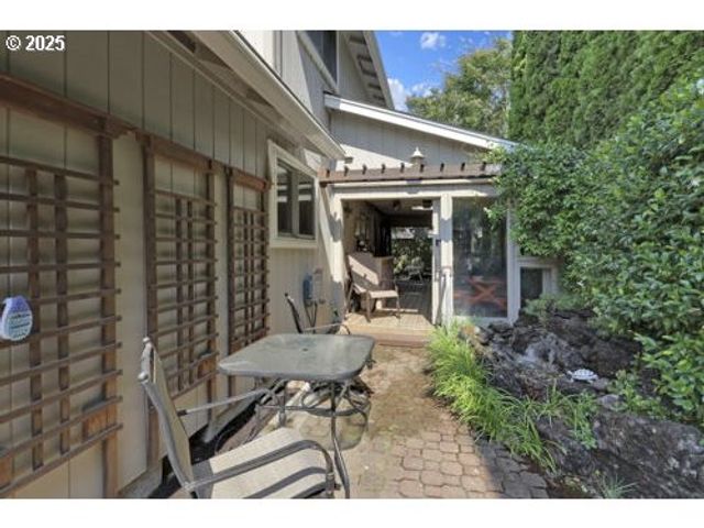 1755 KINGS NORTH St, Eugene, OR 97401