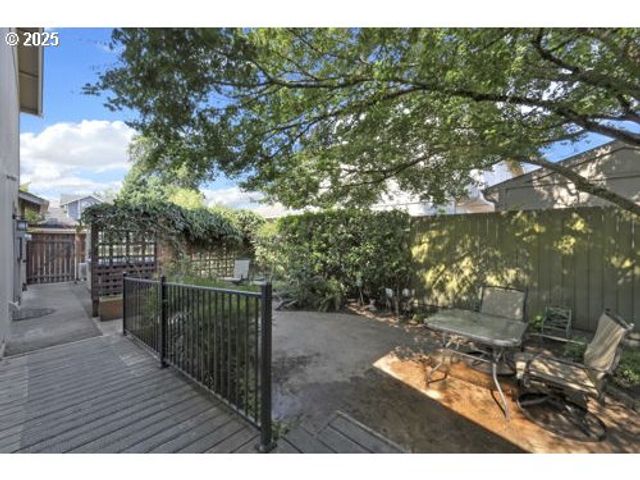 1755 KINGS NORTH St, Eugene, OR 97401