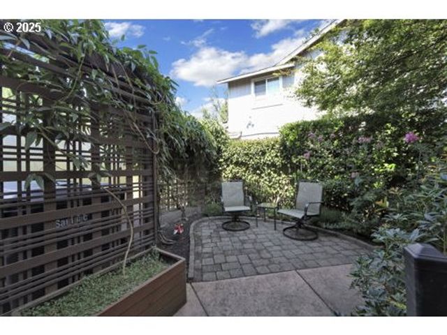 1755 KINGS NORTH St, Eugene, OR 97401