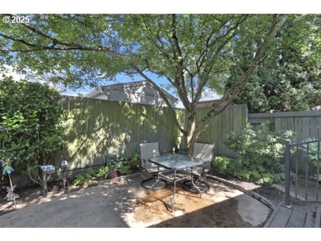 1755 KINGS NORTH St, Eugene, OR 97401