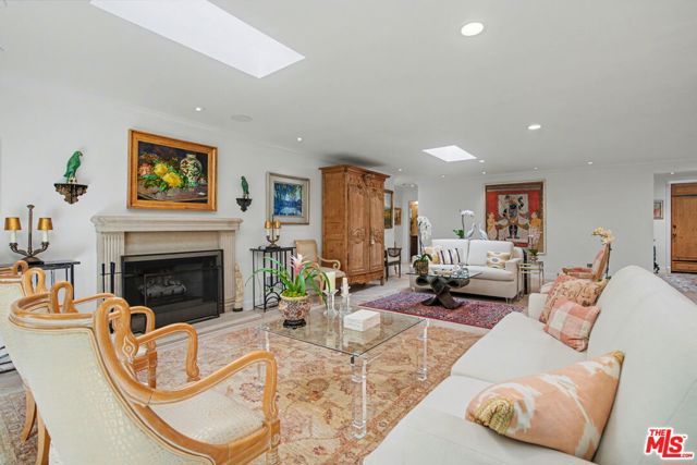 1115 N Bundy Drive, Los Angeles, CA 90049