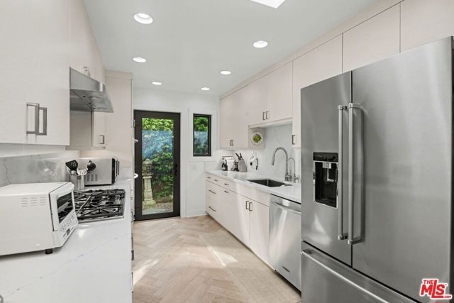 1115 N Bundy Drive, Los Angeles, CA 90049