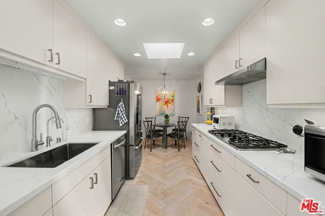 1115 N Bundy Drive, Los Angeles, CA 90049