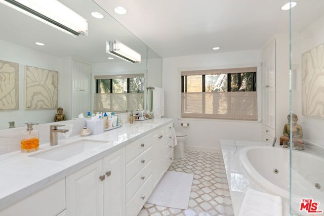 1115 N Bundy Drive, Los Angeles, CA 90049