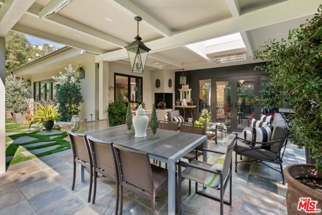 1115 N Bundy Drive, Los Angeles, CA 90049