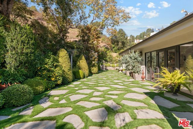 1115 N Bundy Drive, Los Angeles, CA 90049