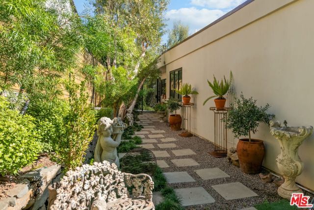 1115 N Bundy Drive, Los Angeles, CA 90049