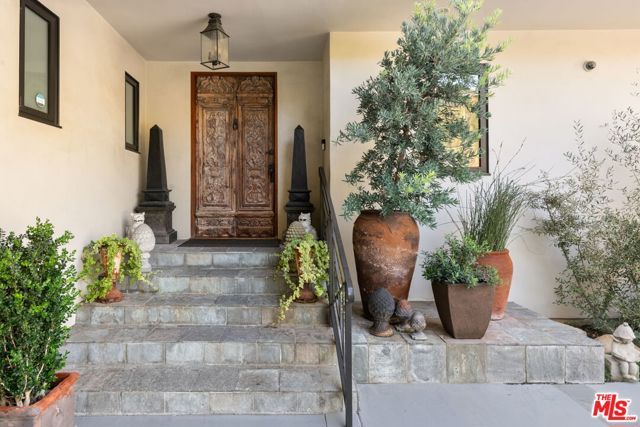 1115 N Bundy Drive, Los Angeles, CA 90049