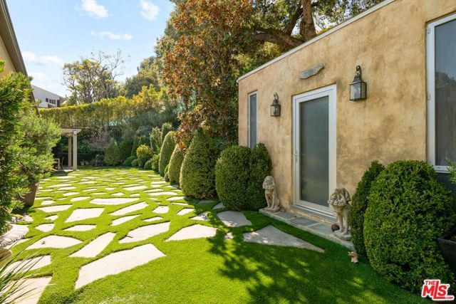 1115 N Bundy Drive, Los Angeles, CA 90049