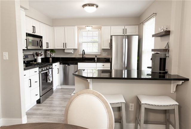 736 Windvue Dr, Robinson Twp, PA 15205