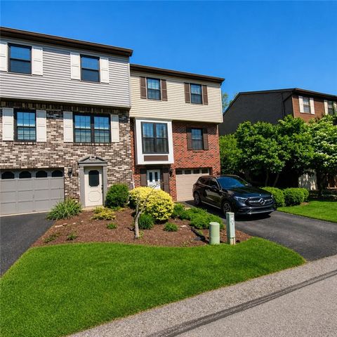 736 Windvue Dr, Robinson Twp, PA 15205