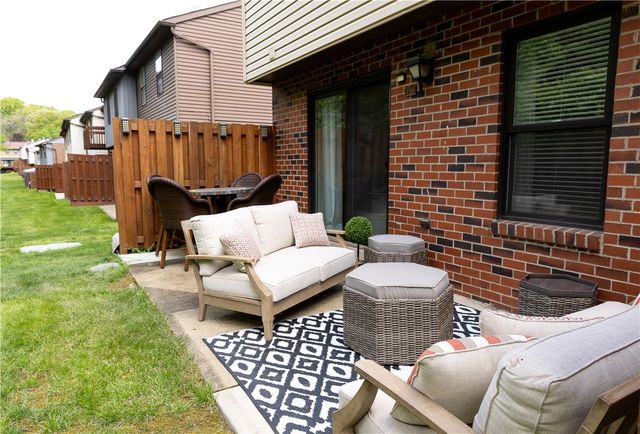 736 Windvue Dr, Robinson Twp, PA 15205
