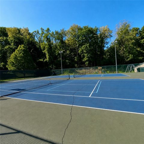 736 Windvue Dr, Robinson Twp, PA 15205