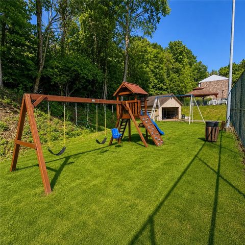 736 Windvue Dr, Robinson Twp, PA 15205