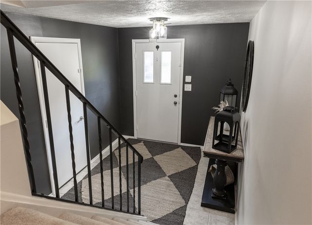 736 Windvue Dr, Robinson Twp, PA 15205