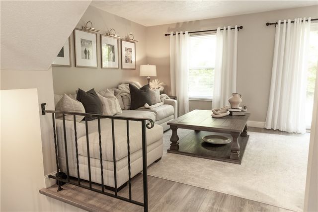 736 Windvue Dr, Robinson Twp, PA 15205