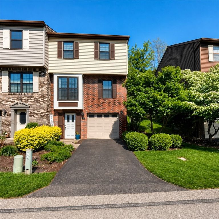 736 Windvue Dr, Robinson Twp, PA 15205