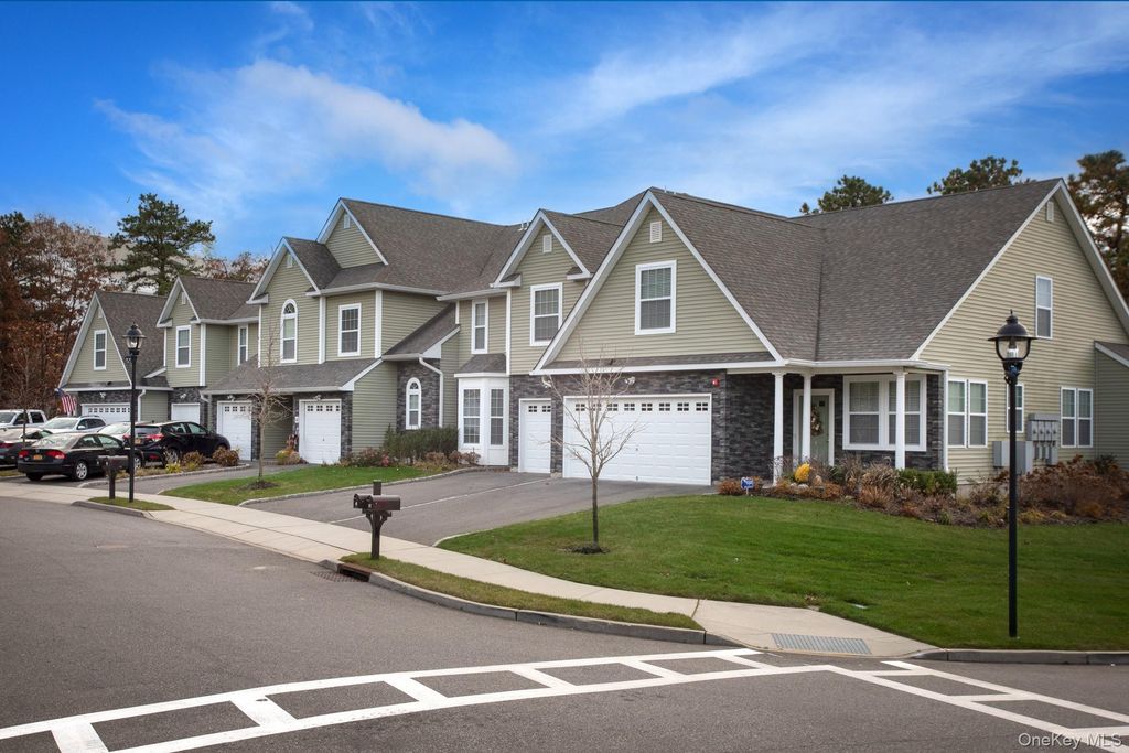 37 Oak Ridge Circle 37, Ridge, NY 11961