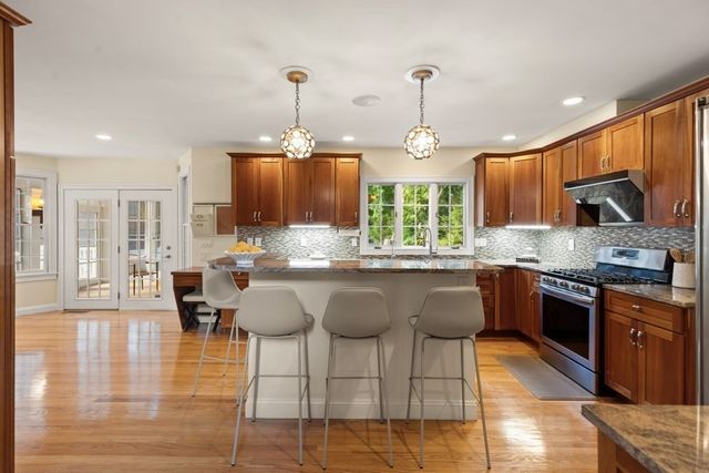 5 Green Meadow Dr, Lynnfield, MA 01940