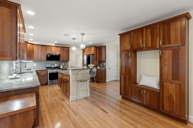 5 Green Meadow Dr, Lynnfield, MA 01940